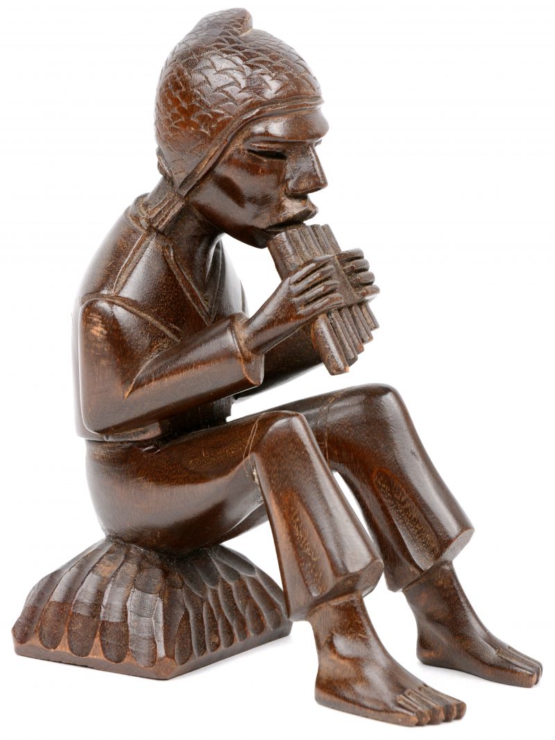 Een houten Boliviaans Quena beeldje van een panfluitspeler.