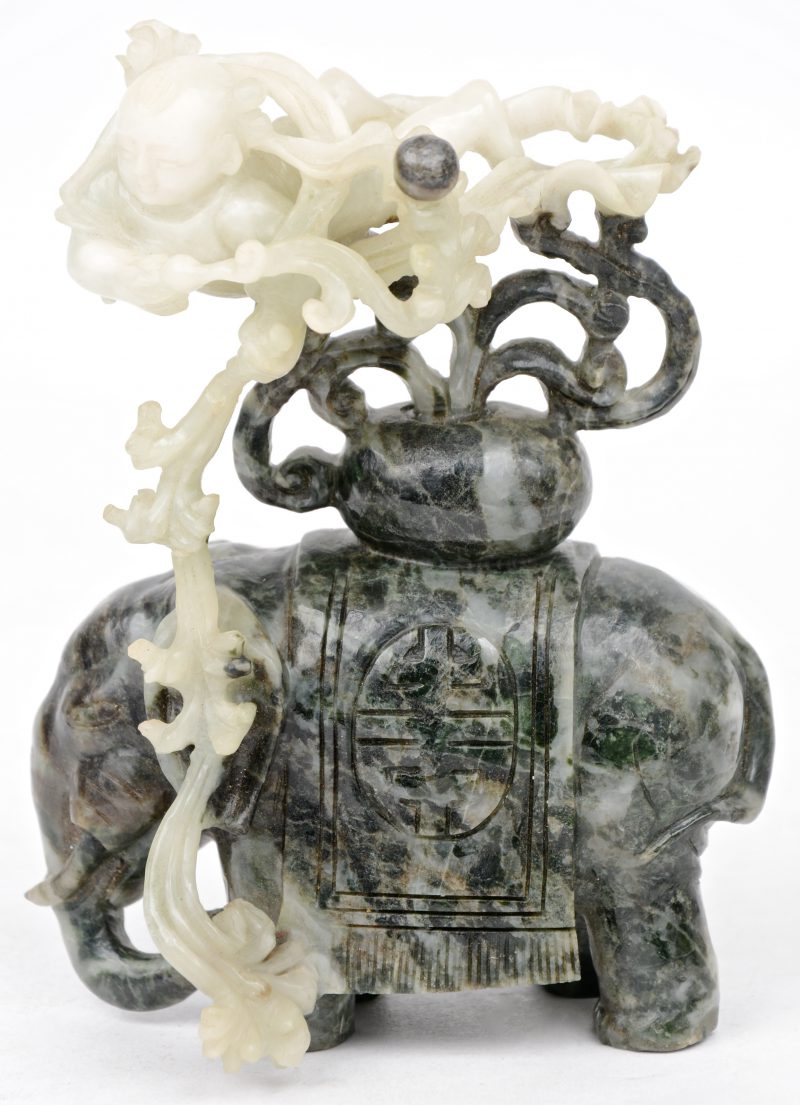 “Kind boven een olifant met lang-levenstekens”. Een groep van gesculpteerd jade. Met houten voetstuk. In originele doos.