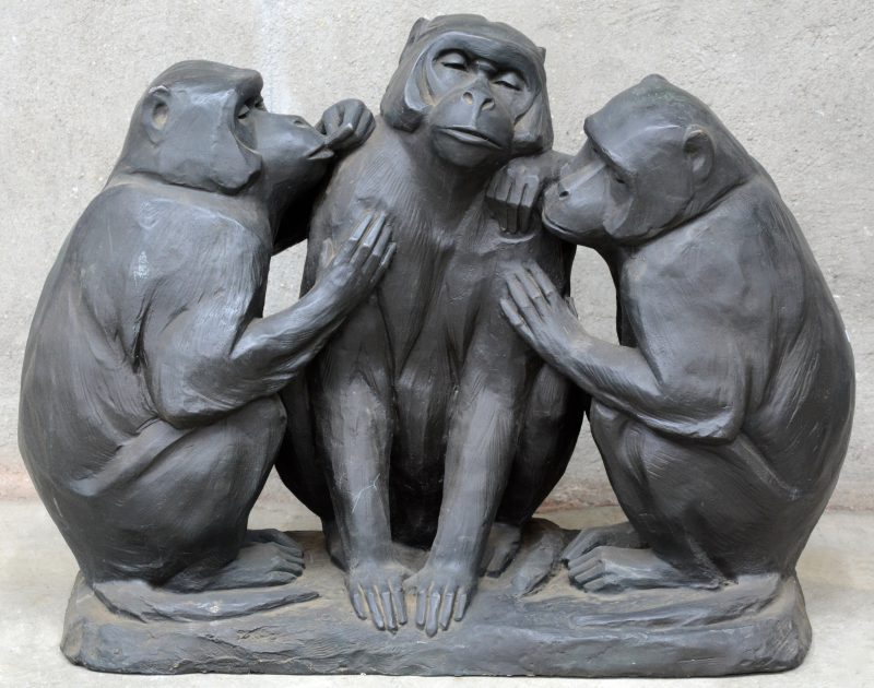 Een groep van donkergepatineerd brons met een voorstelling van drie apen.