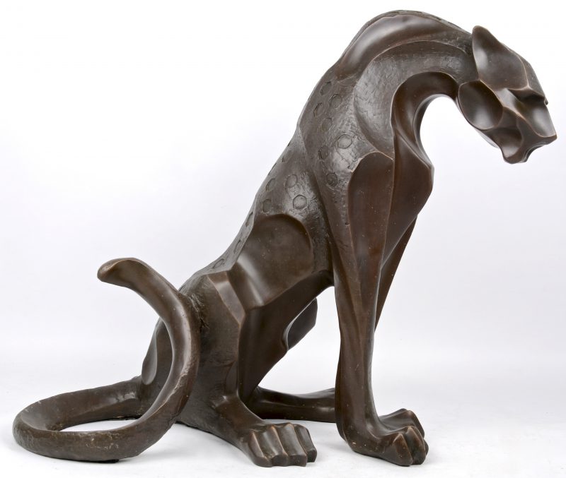 Een gestileerd zittend luipaard van donkergepatineerd brons.