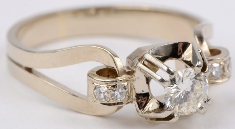 Een 18 karaats wit gouden ring bezet met briljanten met een gezamenlijk gewicht van ± 0,30 ct.