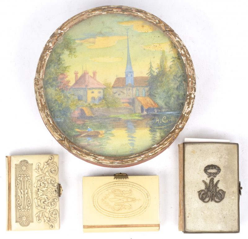 Een lot van drie 19de eeuwse gebedenboekjes, waarvan twee met een kaft van bewerkt ivoor. We voegen er een bonbondoos met ruraal tafereel aan toe.