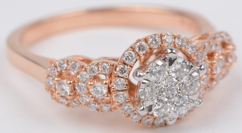 Een 18 karaats wit en roze gouden ring bezet met Russische briljanten met een gezamenlijk gewicht van ± 0,70 ct.