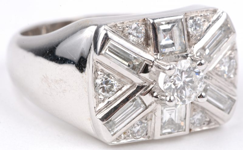 Een 18 karaats wit gouden ring bezet met diamanten en baguettes met een gezamenlijk gewicht van ± 1 ct.