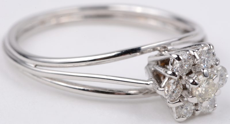 Een 18 karaats wit gouden ring bezet met diamanten met een gezamenlijk gewicht van ± 0,35 ct.