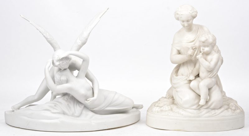 Een amoureuse scène met een engel, gemerkt Canoval (H. 24 cm, herstelde vleugel) en een moeder en kind (H. 26 cm, kleine schilfer aan de basis) van monochroom wit biscuit.