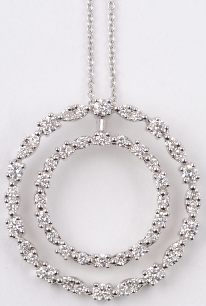 Een 18 karaats wit gouden ketting met hanger bezet met diamanten met een gezamenlijk gewicht van ± 0,78 ct.