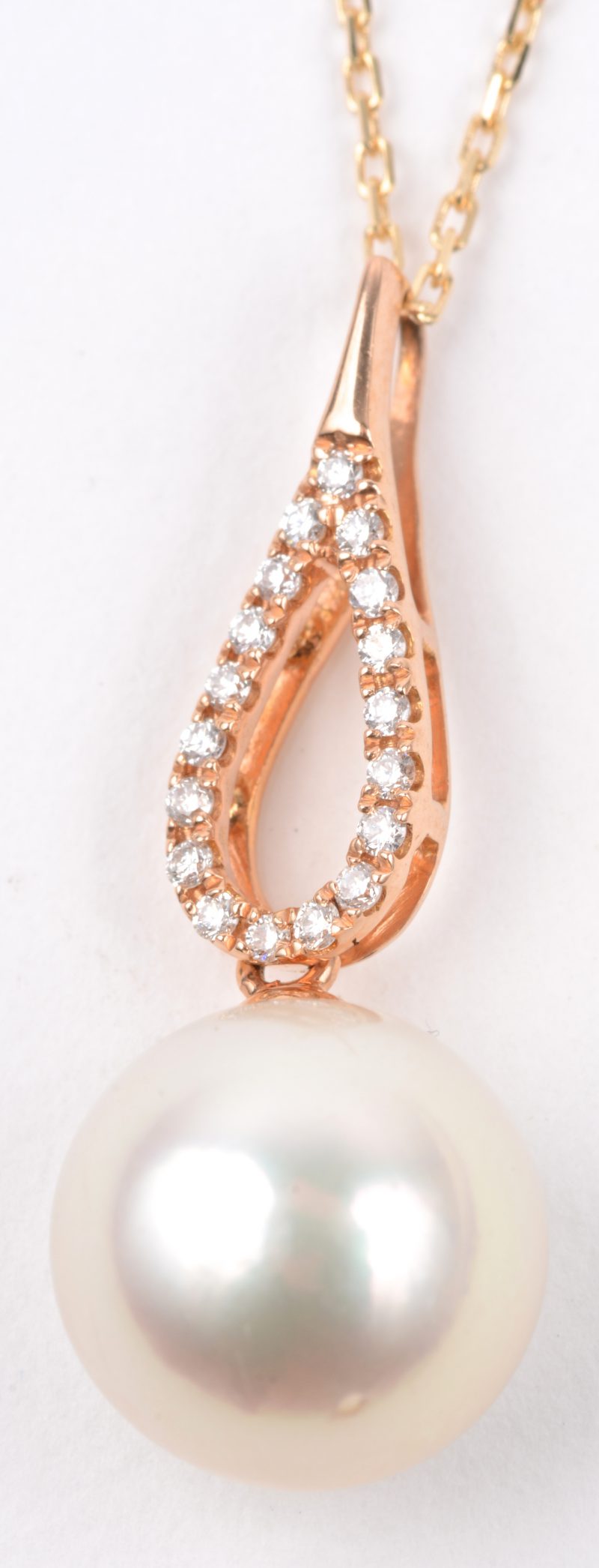 Een 18 karaats roze gouden ketting met hanger bezet met diamanten met een gezamenlijk gewicht van ± 0,13 ct. en een Australische parel. Met certificaat.