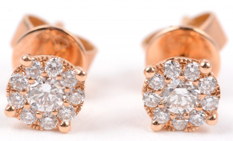 Een paar 18 karaats roze gouden oorbellen bezet met briljanten met een gezamenlijk gewicht van ± 0,38 ct.