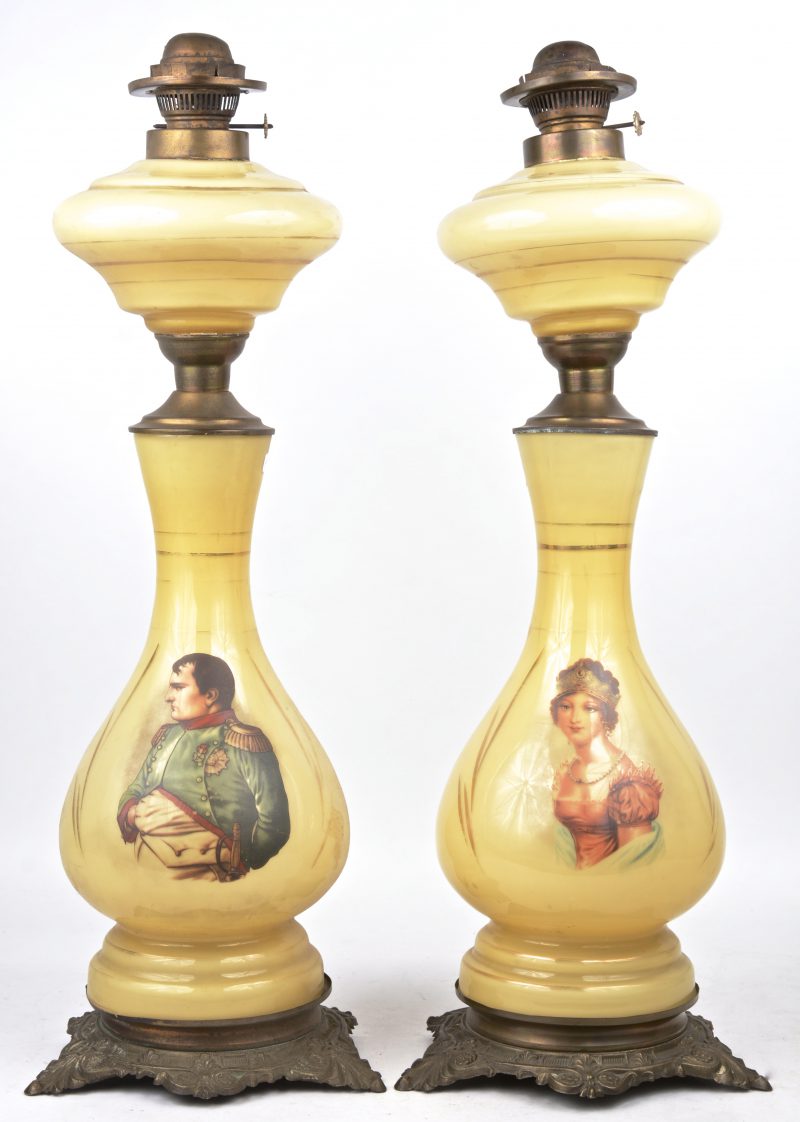 Een paar olielampen van opaalglas met afbeeldingen van Napoleon en Marie-Louise en op zamakken voeten. Zonder glazen. XIXe eeuw.