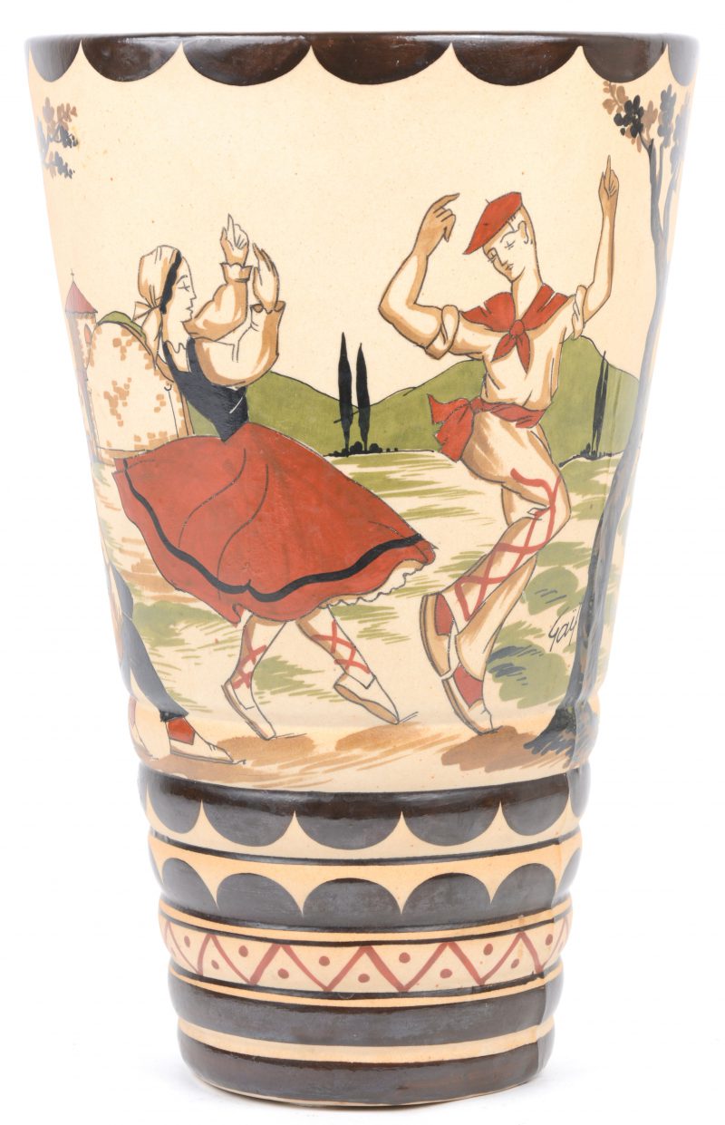 Een vaas van meerkleurig Baskisch aardewerk met een decor van een herder en dansende personages. Gesigneerd en onderaan gemerkt.
