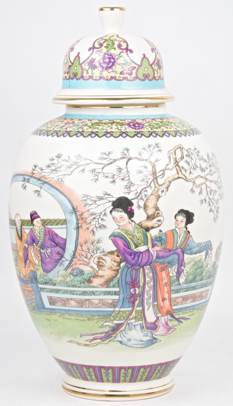 Een dekselvaas van Chinees porselein met een decor van personages in een tuin. Onderaan gemerkt.