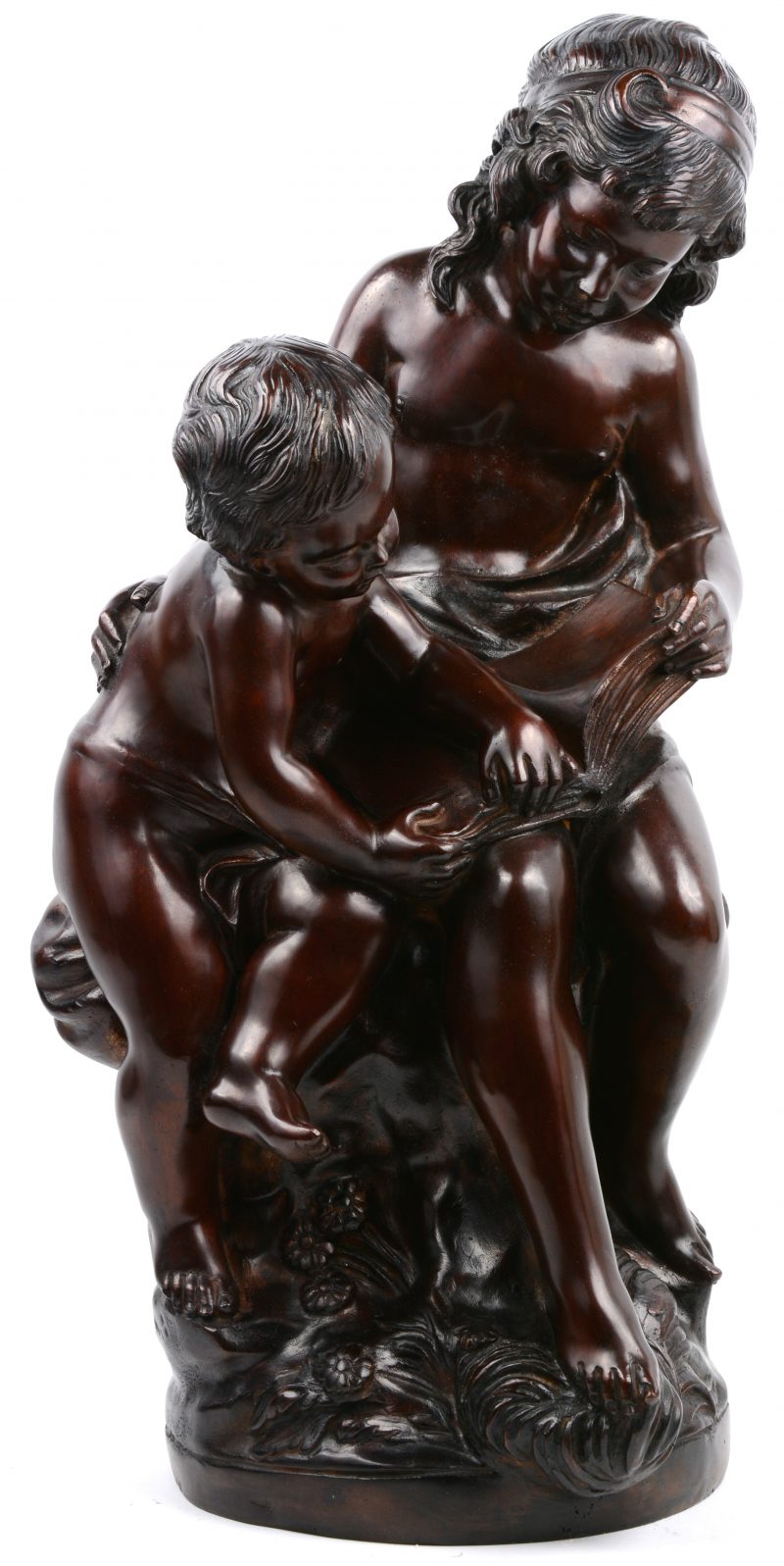 “Lezende kinderen”. Een groep van bruingepatineerd brons naar een werk van Moreau.