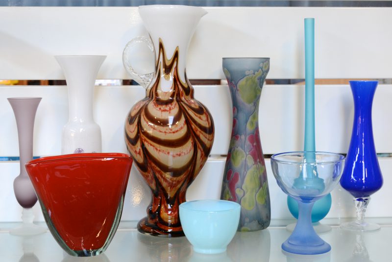 Een sierkruik en een vaas van meerkleurig opaalglas en zeven schaaltjes en vaasjes van gekleurd en gesatineerd glas.