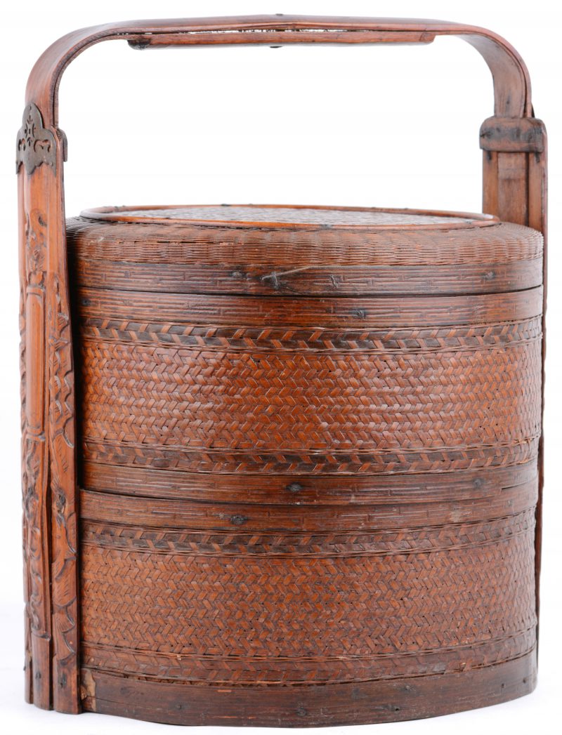 Een XIXe eeuwse Chinese ‘food box’ van gevlochten riet en gesculpteerd bamboe. Onderaan gesigneerd. Begin XXe eeuw.