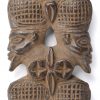 Een ceremoniële houten staf, versierd met gesculpteerde hoofden. Afrikaans werk.