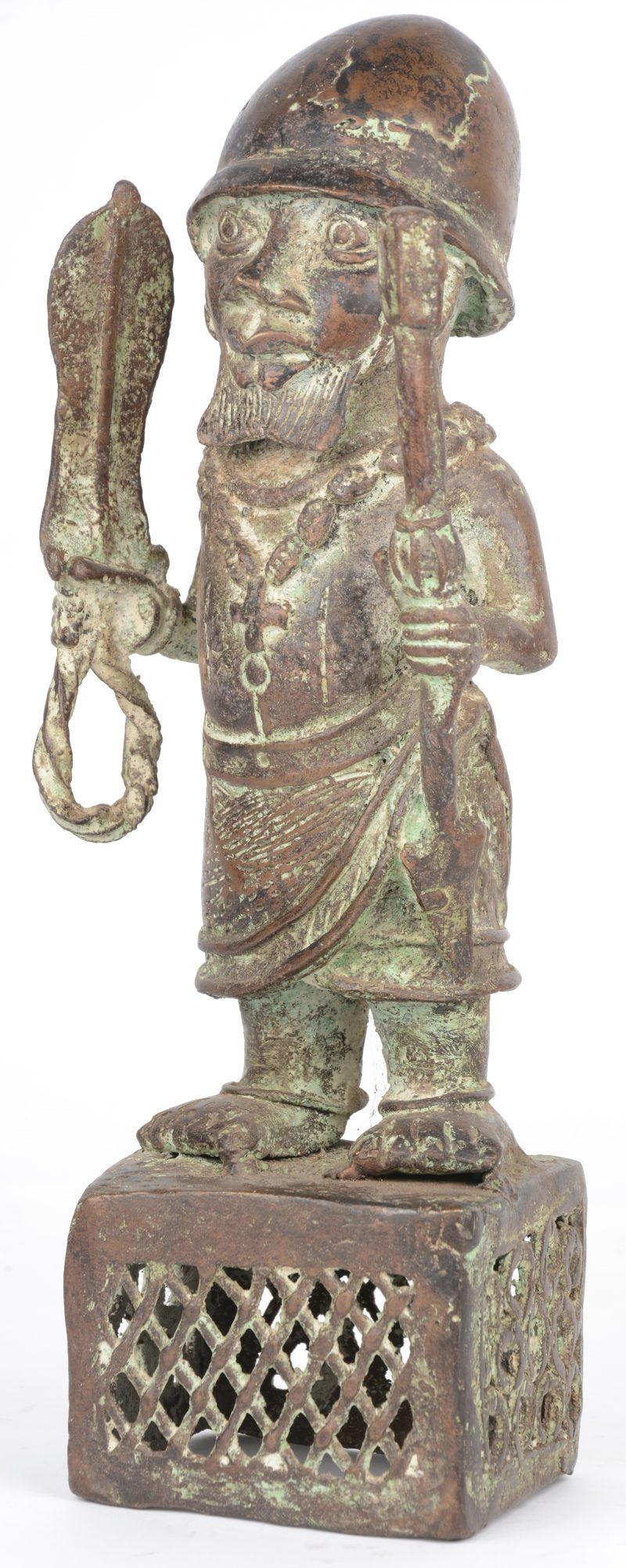 “Hoogwaardigheidsbekleder met ceremonieel zwaard”. Een Afrikaans bronzen beeld. Benin.