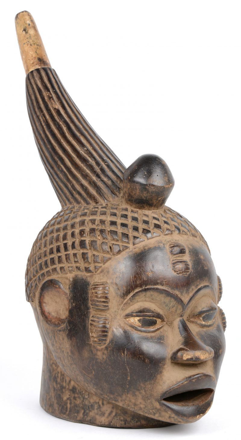 Een Afrikaans houten masker in de vorm van een vrouwenhoofd.