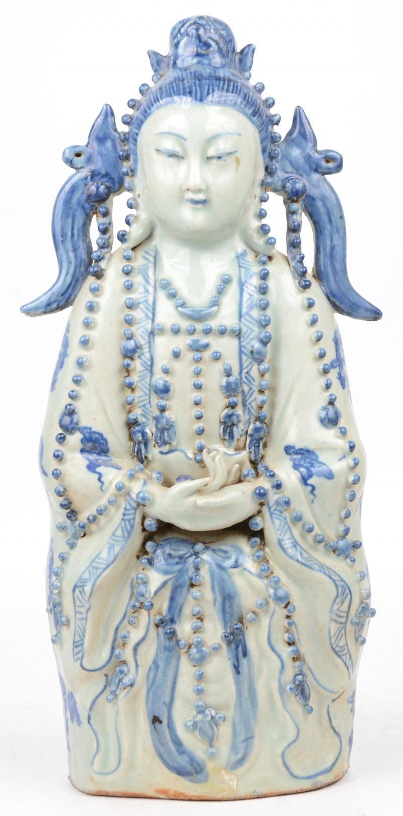 Een Guanyin van blauw en wit Chinees porselein. Achteraan gemerkt.