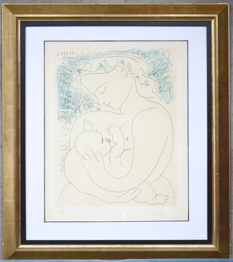 “Moederschap”. Litho. Gesigneerd en gedateerd ‘63 binnen de plaat, draagt een handtekening buiten de plaat: Picasso.