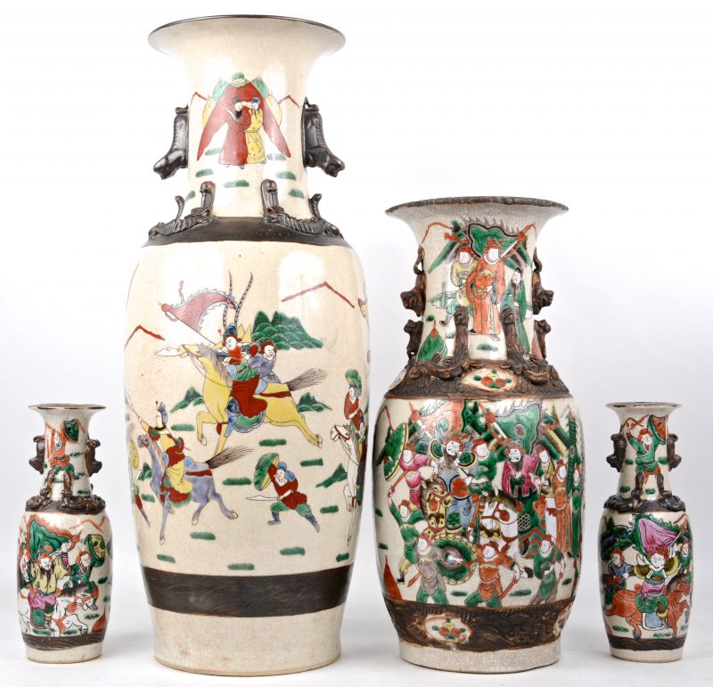 Een lot van vier vazen van Nankin-aardewerk, waarbij twee kleintjes die een paar vormen.