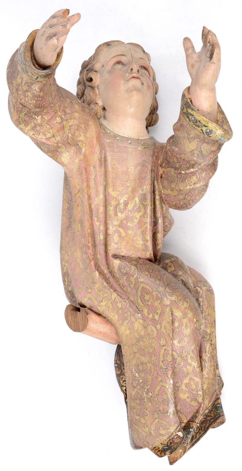 Een neo-barok KInd Jezus van polychroom gebeeldhouwd hout. Onderdeel van een groter geheel, mogelijk oorspronkelijk met Sint-Jozef.