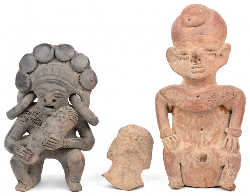 Drie diverse pre-Columbiaanse beeldjes van terra cotta.
