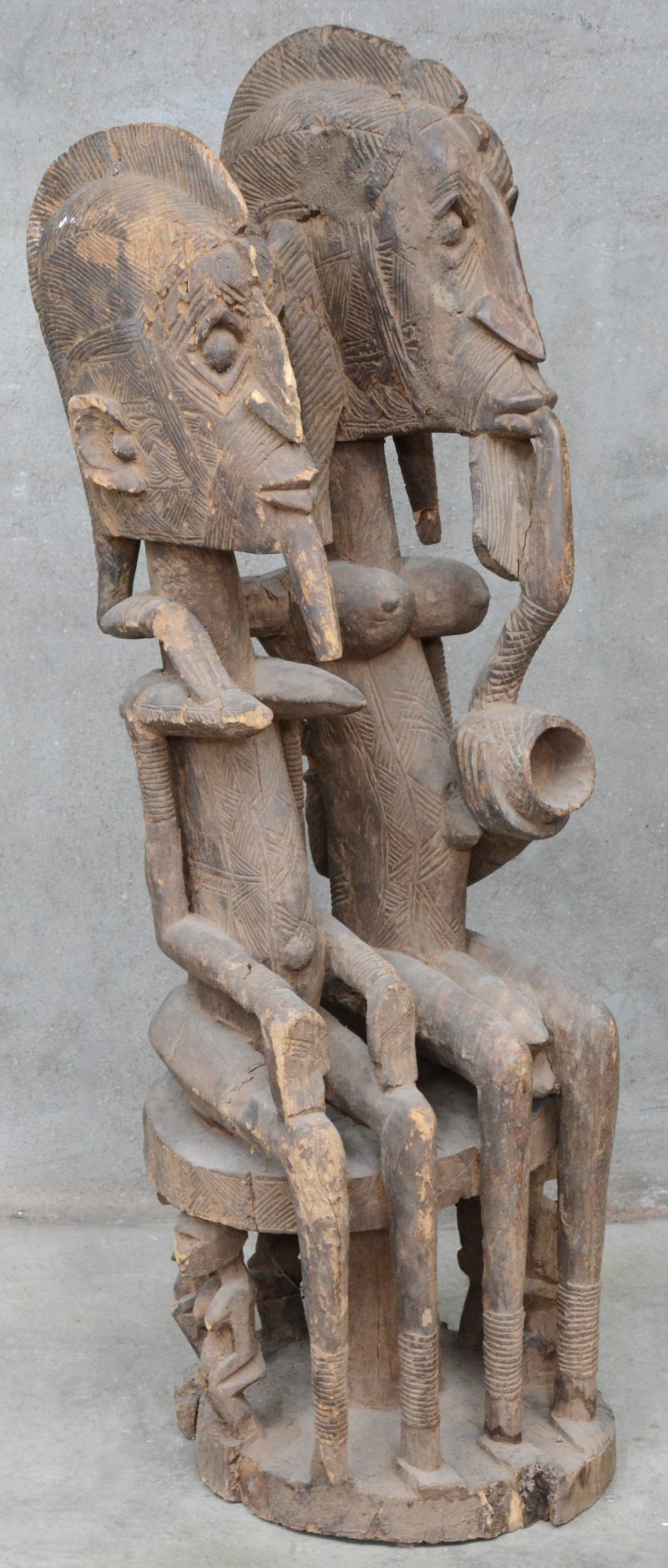 Groot houten beeld van een pijprokend echtpaar. Afrikaans werk. Chokwe (?), DRC.