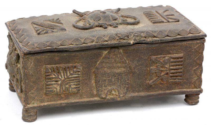 Rechthoekige bronzen doos met los deksel. Verloren was techniek. Benin.