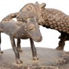 Een voorraadpot van geciseleerd brons, op het deksel een luipaard die een geit aanvalt. Verloren was techniek. Benin.