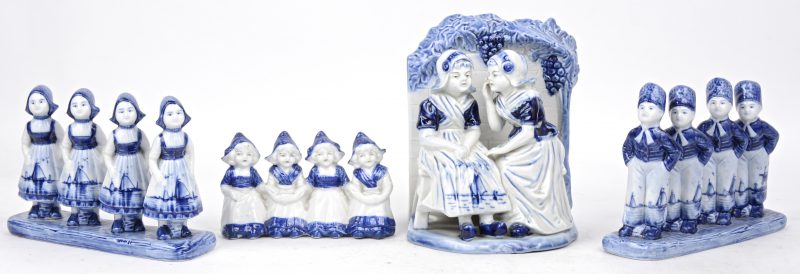 Een lot van vier groepjes van blauw en wit Delfts aardewerk.