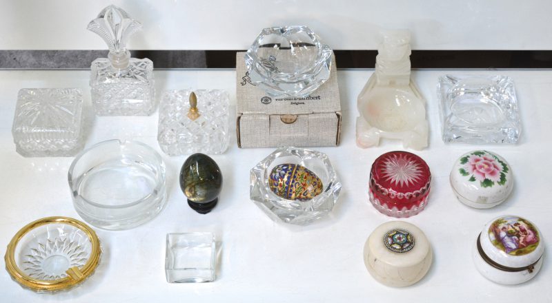 Gevarieerd lot met asbakken, doosjes enz. van porselein, kristal e.a. O.m. gemerkt van Val Saint-Lambert, Sèvres e.a.