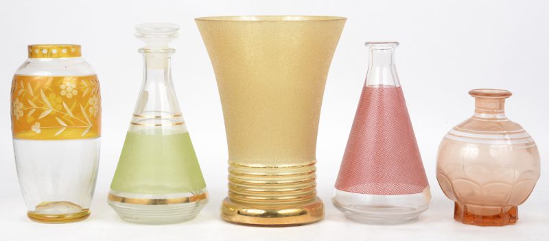 Een lot gekleurd glaswerk, bestaande uit drie karafjes en twee vazen. Twee stoppen manco.