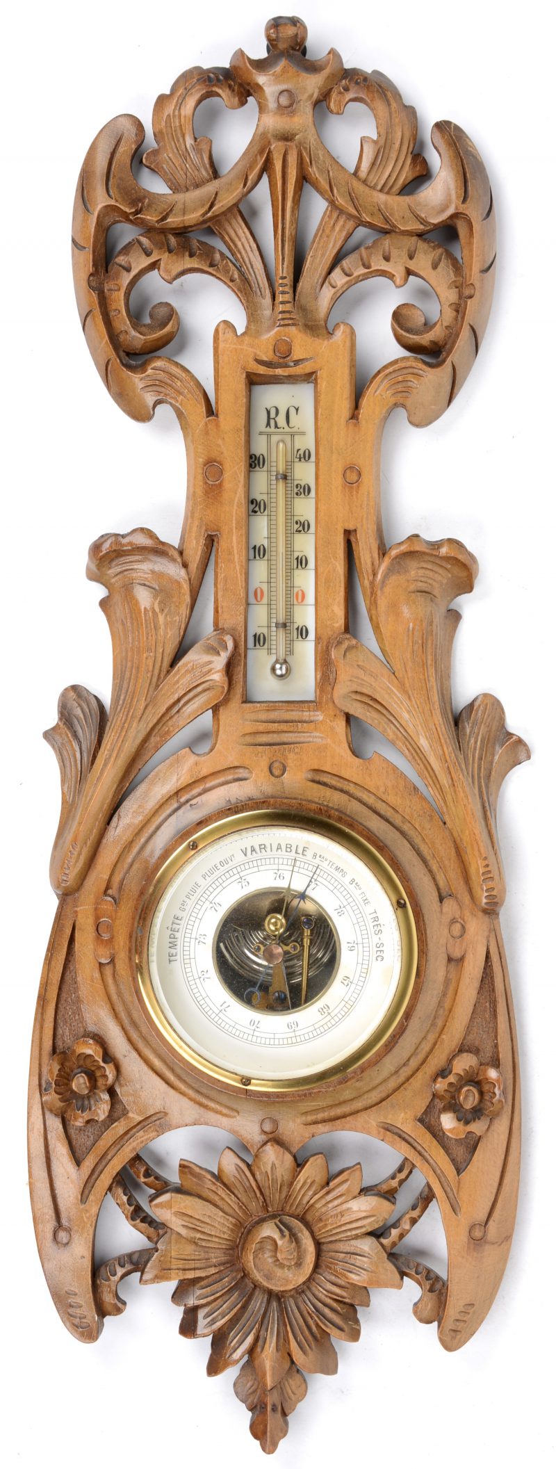 Barometer van gebeeldhouwd notenhout.