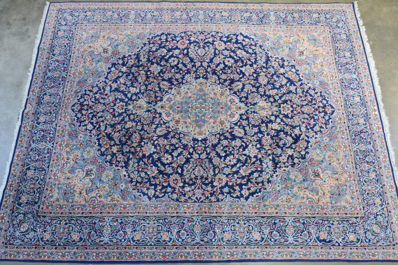 Perzisch tapijt van wol en zijde. Handgeknoopt.