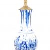 Grote schotel van blauw en wit aardewerk met bloemendecor. Achteraan gemerkt: Delft Royal Gouda Holland en genummerd 2965/40. Evenals een kalebasvormige vaas met blauw en wit decor, gemonteerd als lamp, onderaan gemerkt: Deflt.