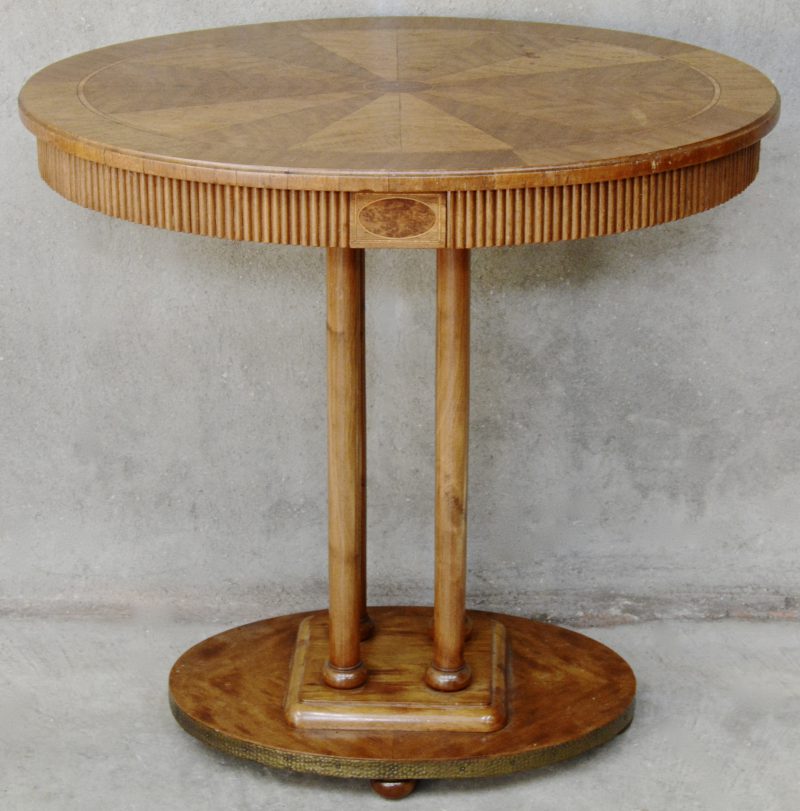 Elegante gefineerde ovale salontafel van gefineerd notenhout. Vierstammige centrale poot. Tijdperk Edward VII.