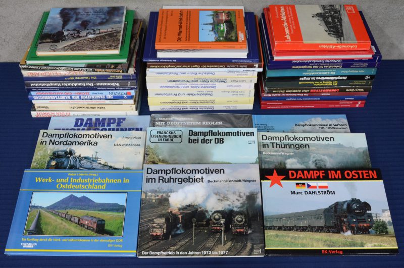 Een gevarieerd lot Duitstalige boeken met betrekking tot treinen en spoorwegen, met onder meer de zesdelige reeks “Deutsche Klein- und Privatbahnen”.