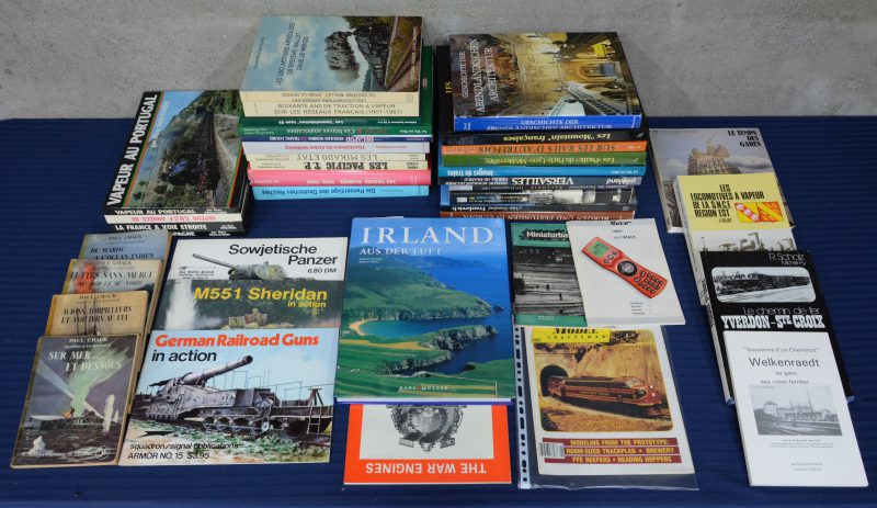 Een gevarieerd lot boeken met betrekking tot treinen en spoorwegen, waaronder een deel specifiek over oorlogstreinen, alsook enkele boeken over architectuur, steden en landen. Voornamelijk Franstalig.