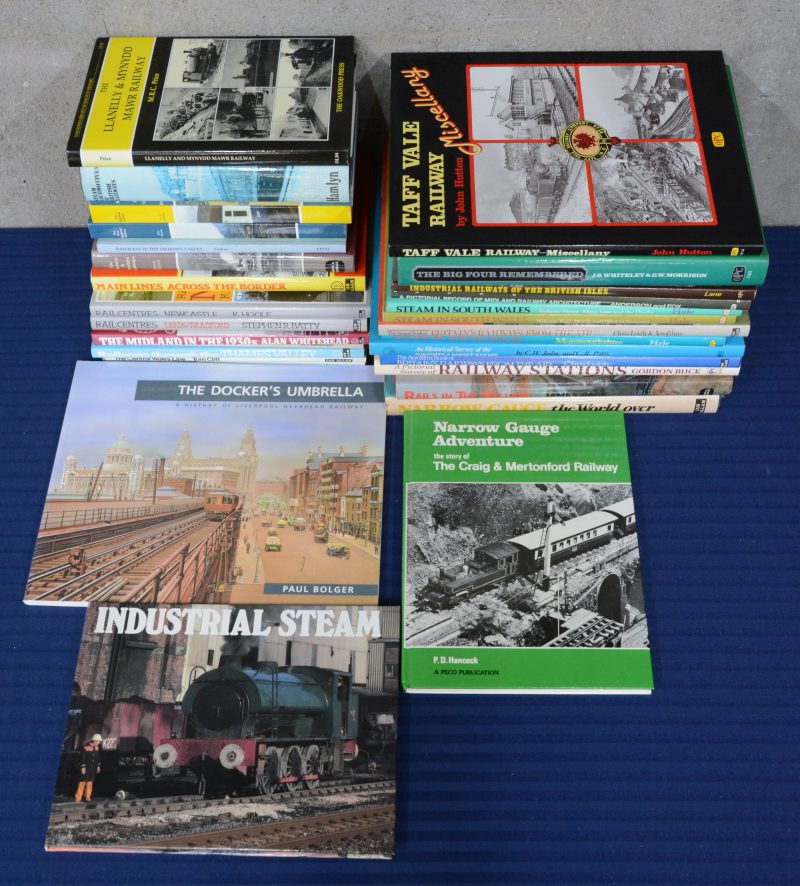 Een gevarieerd lot Engelstalige boeken met betrekking tot Britse spoorlijnen.