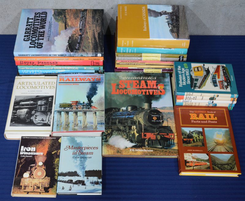 Een gevarieerd lot Engelstalige boeken met betrekking tot treinen internationale spoorwegen.