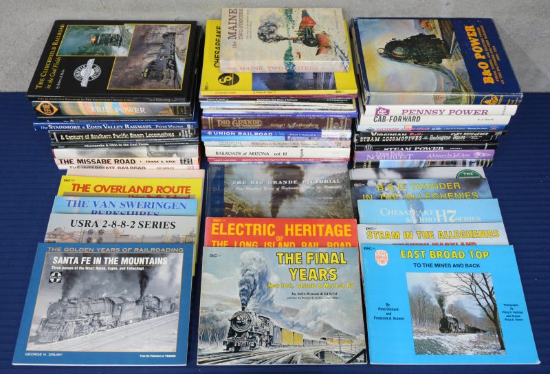 Een groot lot Engelstalige boeken met betrekking tot de grote Amerikaanse spoorwegmaatschappijen.