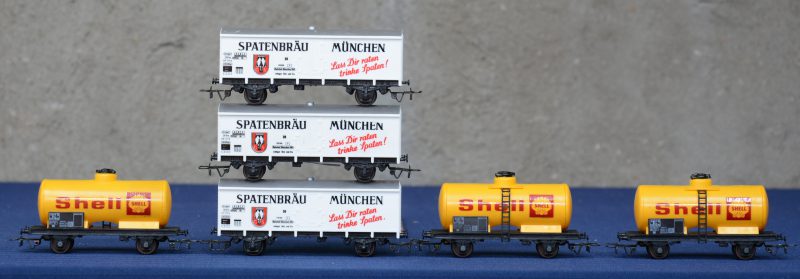 Een lot van drie tankwagons van ‘Shell’ en drie bierwagons van ‘Spatenbrau München’ voor spoortype HO.