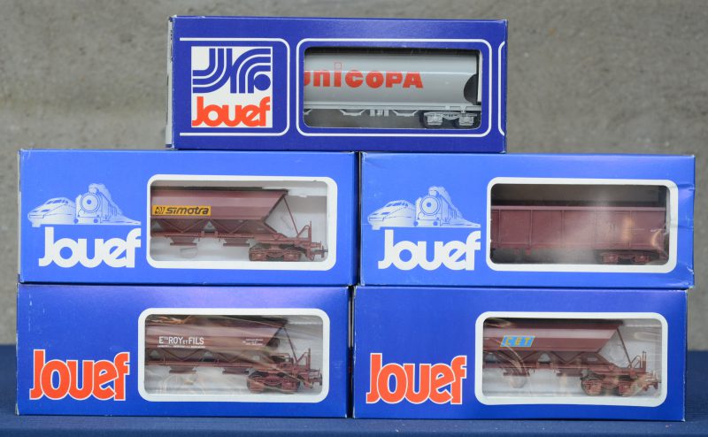 Vijf goederenwagons van de Franse spoorwegen op schaal HO, bestaande uit een hopper van ‘Ets. Roy et Fils’, één van CET, één van Simotra, één van Unicopa en een open goederenwagon. Allen in originele dozen.