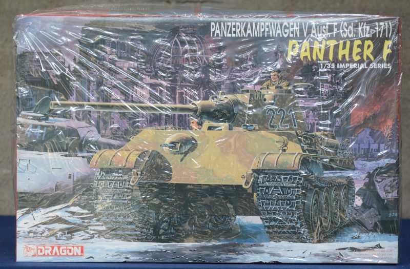 “Panzerkampfwagen V - Panther F”. Een modelbouwkit op schaal 1/35. Compleet en in originele doos.