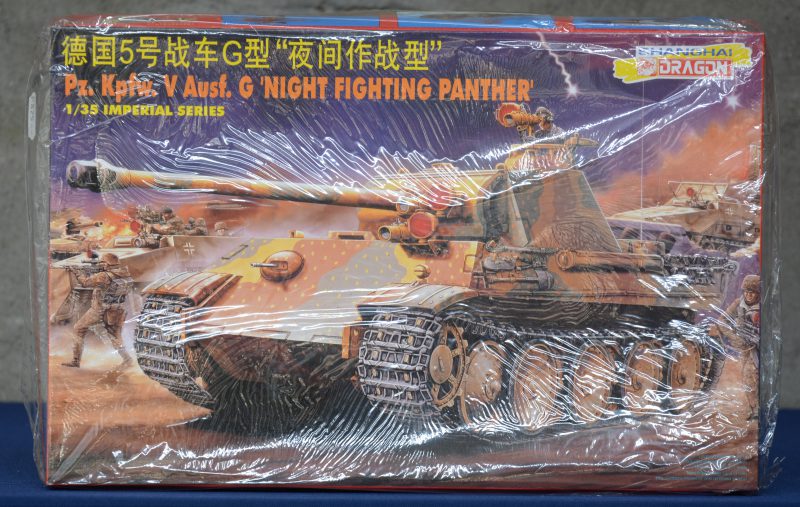 “Panzerkampfwagen V - G ‘Night fighting Panther’”. Een modelbouwkit op schaal 1/35. Compleet en in originele doos.