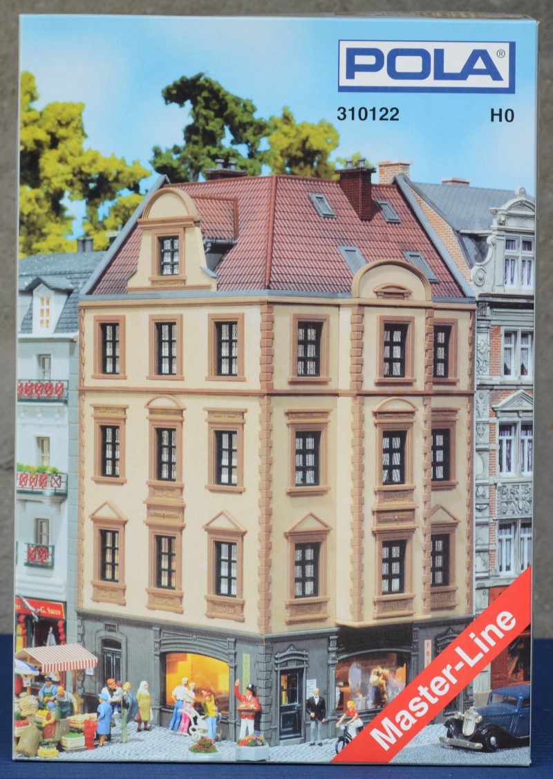 “Hoekgebouw Mozartstrasse 28”. Een bouwpakket op schaal HO. Compleet en in originele doos.
