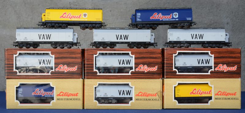 Een lot gesloten ertswagons, waarbij zeven Duitse met opschrift ‘VAW’ en vier Oostenrijkse van Liliput, waarbij drie blauwe en een gele. Spoortype HO. Vijf in originele dozen.