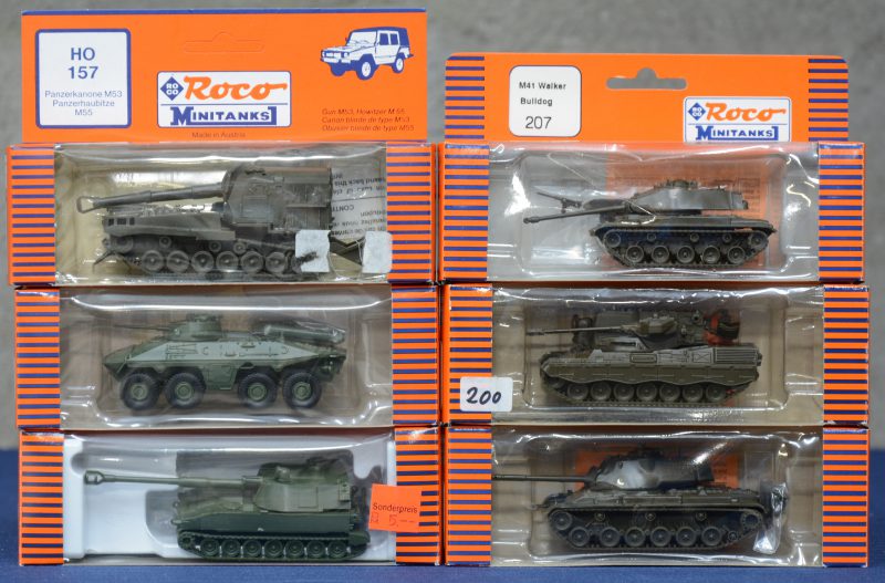 Zes militaire voertuigen op schaal HO:- M53 tankkanon met M55 Howitser.- M41 Walker Bulldog.- M 47 Patton tank.- M109A3G tank.- Spähpanzer Luchs.