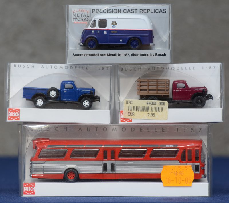 Een lot modelvoertuigen op schaal HO in originele doosjes:- Metro bestelwagen ‘U.S. Mail’.- Dodge Power Wagon. - Dodge Power Wagon met houten laadbak.- Amerikaanse stadsbus uit de jaren ‘60.
